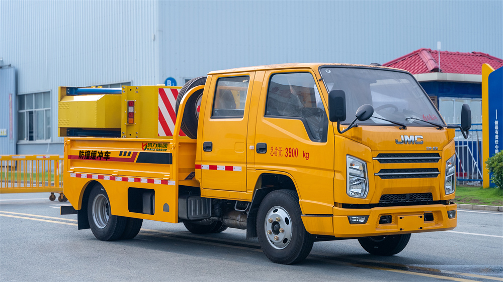 70K防撞灑水車-江鈴70K二級反轉(zhuǎn)防撞緩沖車廠家價格